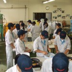 肉みそ加工中