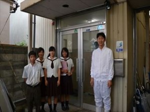 長谷井商店前にて