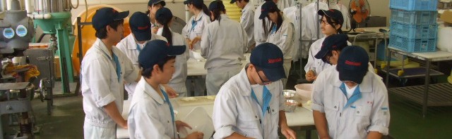 肉みそ加工中
