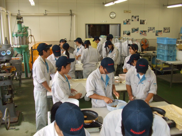 肉みそ加工中