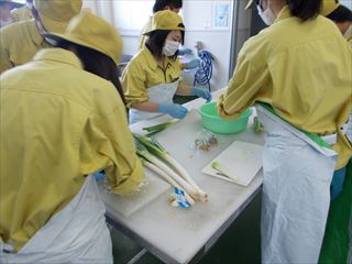 ネギ、ショウガをみじん切りに